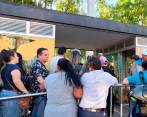 Hacia el final de la tarde de este jueves, todavía se contaban más de 300 personas esperando recibir los pases prometidos por la Alcaldía. FOTO: CRISTIAN ÁLVAREZ