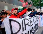Los ultras se reunieron en las afueras de las casa de varios jugadores del PSG. FOTO AFP