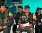 El jefe guerrillero Iván Mordisco (al centro) apareció vivo y con buen estado de salud en un evento de las disidencias de las Farc en los llanos de Yarí. FOTO: CORTESÍA