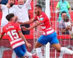 Luis Suárez celebra su gol en la victoria 3-2 del Granada ante el Alavés. El atacante colombiano acumula 7 tantos. FOTO efe