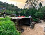 La vía a El Salado, en Envigado, fue acordonada por las autoridades tras los daños registrados el pasado martes 25 de abril. FOTO: CORTESÍA ALCALDÍA DE ENVIGADO
