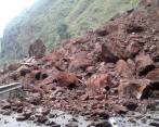 Desbordamiento de quebradas y derrumbes son los causantes de los daños en la vía. FOTO: COLPRENSA