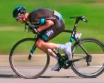 Froome realiza descensos sentado en la parte superior del cuadro de la bicicleta. FOTO TOMADA DE VIDEO