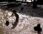 Así es la piscina que hicieron en Manrique de cuenta de una tubería rota 