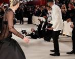 El momento en el que el fotógrafo cae al piso y Lady Gaga se percata, para ir a ayudarlo. FOTO: Twitter