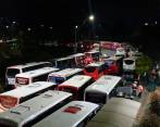 Desde el pasado viernes 25 de noviembre, cientos de conductores de bus suspendieron su servicio para protestar por la implementación de un nuevo sistema de transporte. FOTO: CORTESÍA