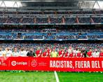 “Racistas, fuera del fútbol”, decía la pancarta que compartieron ambos equipos. FOTO @realmadrid