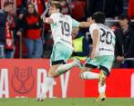 El defensa del CA Osasuna Pablo Ibáñez celebra su gol durante el partido de vuelta de semifinales de la Copa del Rey. FOTO EFE