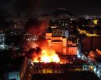 En la noche de este jueves las protestas derivaron en un incendio en el centro histórico de Lima. Los manifestantes en las calles exigen la renuncia de la presidenta Dina Boluarte y la convocatoria a elecciones. FOTO EFE