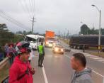 En el percance se vieron involucrados dos vehículos y una motocicleta. FOTO CORTESÍA DENUNCIAS ANTIOQUIA