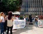 Los empleados del ICBF se concentraron en La Alpujarra como parte de las protestas que comenzaron ayer. FOTO: CORTESÍA
