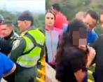 Los patrulleros tardaron varios minutos en rescatar a la joven. FOTO CAPTURA DE PANTALLA 