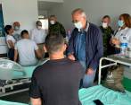El ministro de Defensa, Iván Velásquez, visitó a los policías y civiles heridos en el atentado realizado con explosivos a la Policía. Envió un saludo de condolencias a los familiares de las personas asesinadas. FOTO cortesía