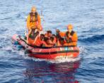 En el bote fueron rescatadas por las autoridades otras dos personas. FOTO EFE