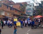 Los guías turísticos bloquearon el acceso a las escaleras eléctricas y al graffitour de la comuna 13. FOTO: CORTESÍA DENUNCIAS ANTIOQUIA