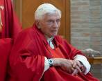El Papa emérito Benedicto XVI pidió perdón por los abusos sexuales ocurridos dentro de la Iglesia, pero no reconoció que hubiera encubierto los cuatro casos por los que se le señala. FOTO Vaticano