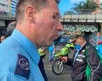 Así quedó el guarda agredido tras el ataque de un infractor quien transitaba por una zona peatonal. FOTO: CORTESÍA