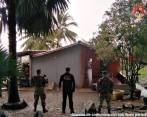 Hombres del Ejército y la Policía durante la incautación de las enormes propiedades.