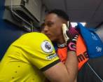 Dibu Martínez y Yerry Mina mostraron profesionalismo deportivo. FOTO: CAPTURA VIDEO TWITTER
