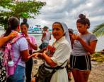 Las hermanas recorren, todos los días, las playas de Necoclí en busca de los migrantes que necesitan ayuda. FOTO WILLIAM SANTAMARÍA