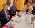 César Gaviria (izquierda) reunió dos veces a la bancada del Partido Liberal, pero no logró convencerla en su totalidad de reprocharle al Gobierno su proyecto de reforma tributaria. FOTO cortesía