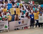 A las afueras de Plaza Mayor de Medellín, cientos de empleados de Sura, Argos y Nutresa protestan por lo que consideran una toma hostil e ilegal que se viene adelantando Gilinski por las empresas del denominado Grupo Empresarial Antioqueño. FOTO Julio Herrera