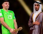 Dibú Martínez fue elegido el mejor portero del Mundial de Qatar 2022 y festejó poniéndose el trofeo en los genitales FOTO EFE