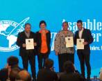 Javier Macías y Manuel Saldarriaga reciben el Premio a la Excelencia por la cobertura de noticias del viaje de los migrantes por el Tapón del Darién. FOTO: CAPTURA DE VIDEO