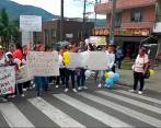 La manifestación de padres y estudiantes se cumplió este miércoles en el corregimiento. FOTO: CORTESÍA