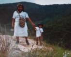 Leonor Zalabata de la mano de uno de sus hijos. FOTO TWITTER