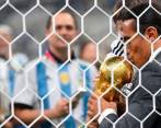 A Salt Bae se le vio levantando la Copa del Mundo en varias oportunidades. Foto EFE