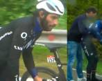 Fernando Gaviria tuvo que cambiar de ropa y bicicleta tras la caída. FOTOS CAPTURA DE PANTALLA CARACOL TV