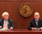 José Antonio Ocampo (izq.), participó hoy en la última reunión de la junta directiva del Emisor, como ministro de Hacienda. Lo acompañó en la rueda de prensa el gerente del Banco de la República, Leonardo Villar. FOTO tomada de Youtube