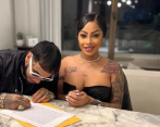 Yailin, la más viral, y Anuel AA con su hija recién nacida Cattleya, en el hospital. FOTO: Redes sociales Yailin