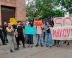 Unas 50 personas del sector audiovisual y cinematográfico hicieron un plantón frente al edificio Vásquez, sede de la secretaría de Cultura de Medellín.