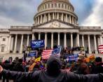 El asalto al Capitolio se dio el 6 de enero de 2021 y Donald Trump (detalle) es investigado por ese tema. FOTO getty