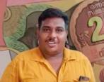 Anoop Babu ganó tres millones de dólares por acertar los números de la lotería. FOTO FACEBOOK Suman TV