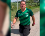 Hincha del Deportivo Cali cumple penitencia para que su equipo no se vaya a la B. FOTO CAPTURA DE PANTALLA VIDEO IGUANA TV