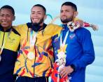 Ditcher Toro (centro) fue uno de los deportistas colombianos más aplaudidos ayer en Suramericanos. Lo acompañan en el podio Jeremy Peralta (Ecuador) y Raiber Rodríguez (Venezuela). FOTO ARCHIVO
