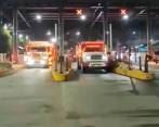 Hacia las 8:20 minutos de la noche los camiones y vehículos pasaron por el peaje para seguir camino al túnel y al Occidente y Urabá. IMAGEN TOMADA DEL VIDEO