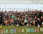 Los jugadores de Atlético Nacional le dieron una sorpresa a las jugadoras del equipo femenino en el entrenamiento en la sede de Guarne. FOTO: CAPTURA DE VIDEO 