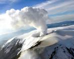 Fumarola presentada el pasado domingo en el volcán Nevado del Ruiz. FOTO: Cortesía Servicio Geológico de Colombia
