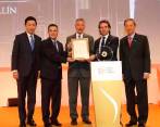 Aníbal Gaviria, quien postuló a la ciudad, y Federico Gutiérrez, quien era el alcalde del momento, recibieron el premio en julio de 2016. FOTO: CORTESÍA