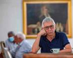 El fotógrafo Édgar Jiménez sentado en una de las mesas del café Maracaibo. El Chino captó en sus imágenes la vida íntima de Pablo Escobar, incluidas en la nueva publicación. FOTO Cortesía Juan Fernando Ospina