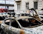 Así quedaron varios de los vehículos alcanzados por las llamas, en el centro de Milán. FOTO: AFP.