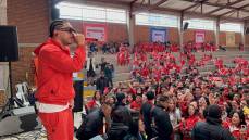 El cantante entregó cuadernos y libros a los estudiantes del Colegio Mixto Ciudadanos del Futuro en Bogotá. FOTO CORTESÍA 