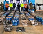 Además de la droga, fueron incautados 420 galones de combustible y dinero en efectivo. Foto: Colprensa