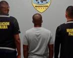 Mario Palacios ante las autoridades migratorias de Panamá antes de su extradición a Estados Unidos. FOTO POLICÍA DE PANAMÁ