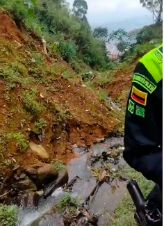 La Policía llegó hasta la quebrada y encontró el cadáver. Foto: Cortesía