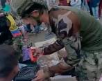 Foto tomada del video en el que se ven a las disidencias del frente 36 jugar con los niños. FOTO: Tomada del video.
